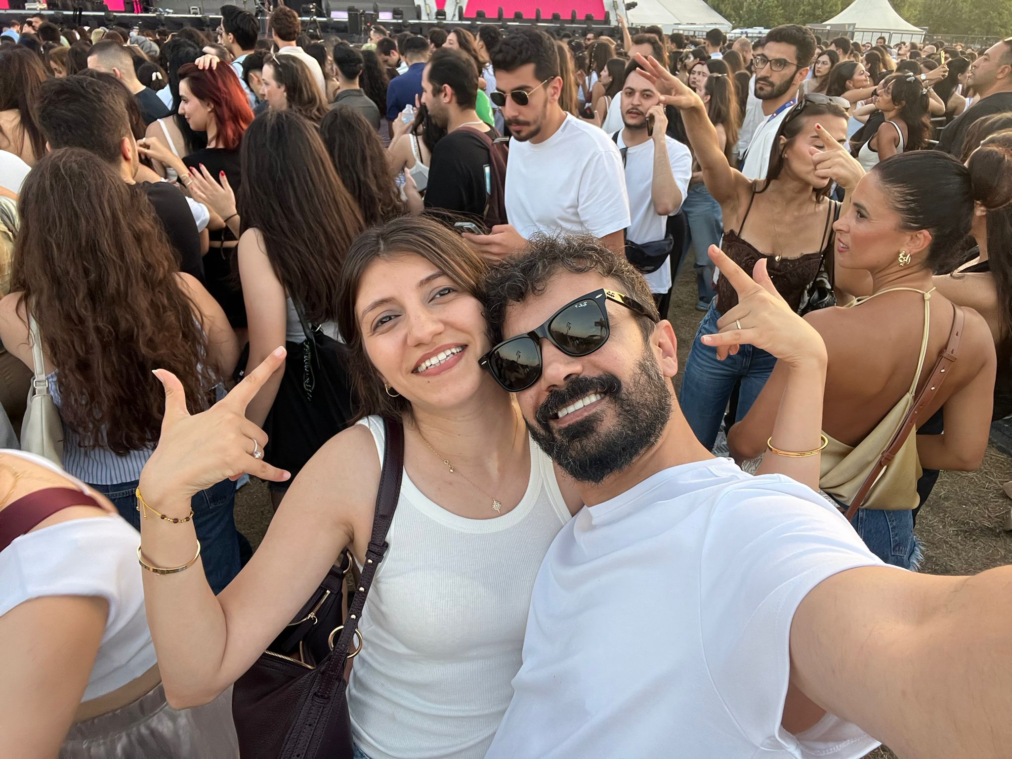 Helin ve Mahmut konser kalabalığında