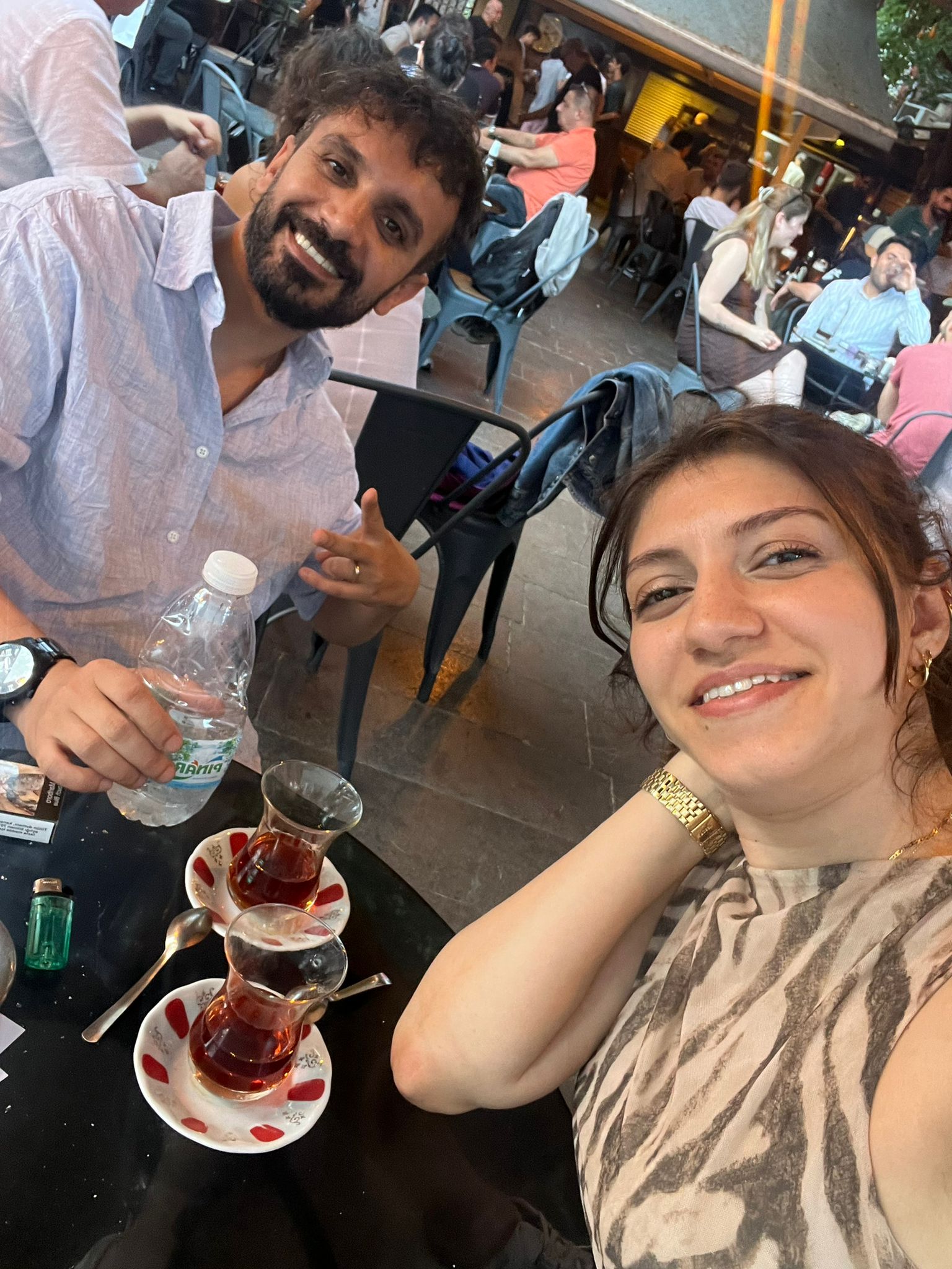 Helin ve Mahmut çay içerken