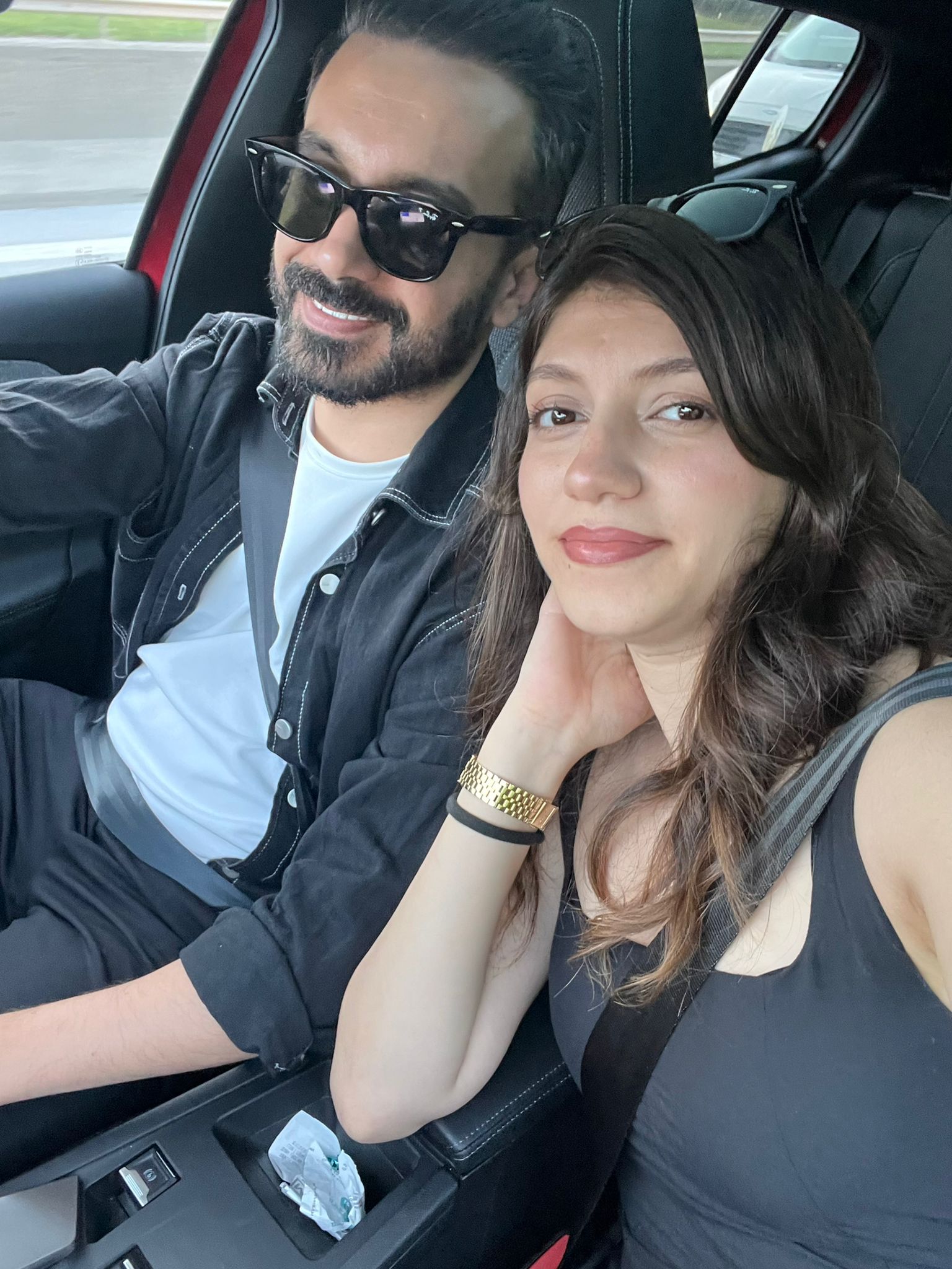 Helin ve Mahmut araba selfiesi