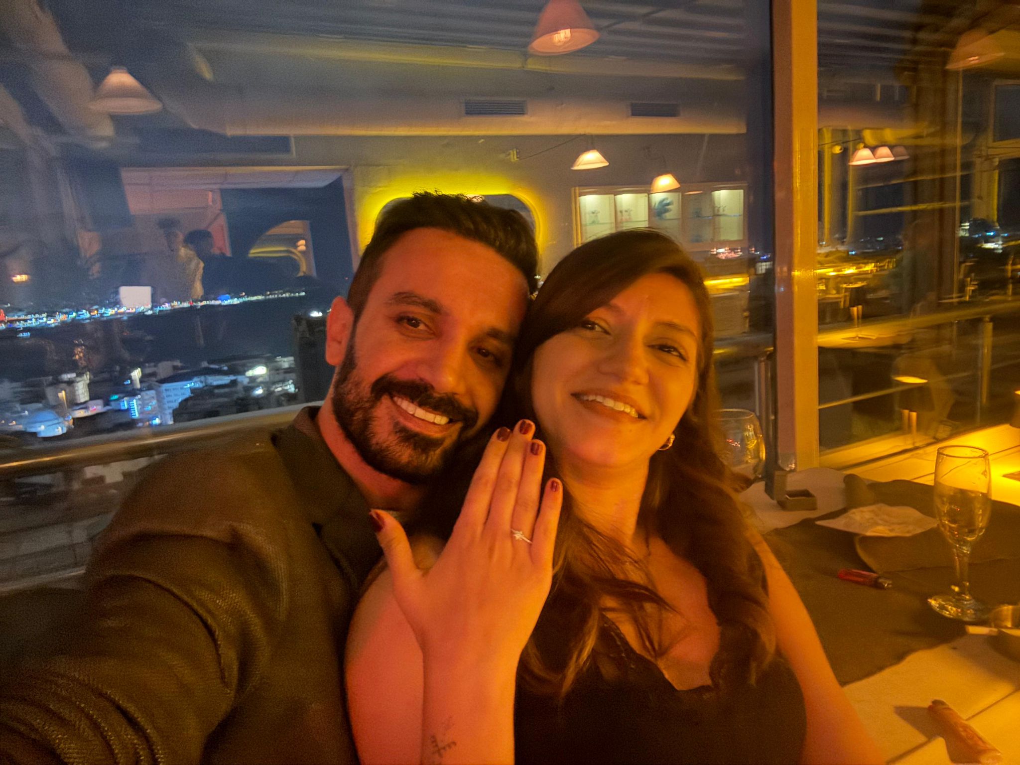 Helin ve Mahmut nişan yüzüğüyle