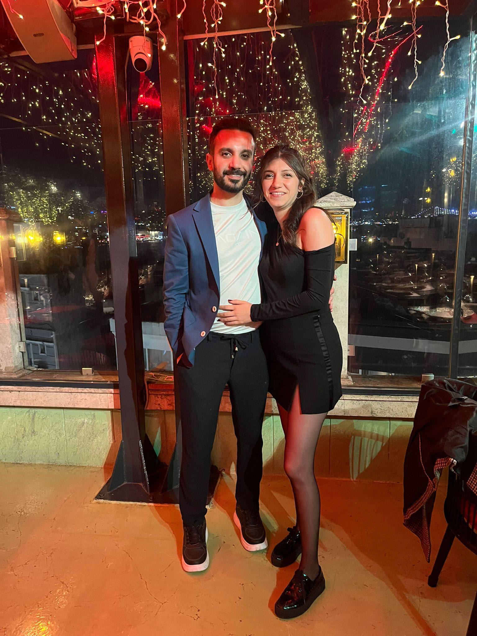 Helin ve Mahmut gece manzarasında