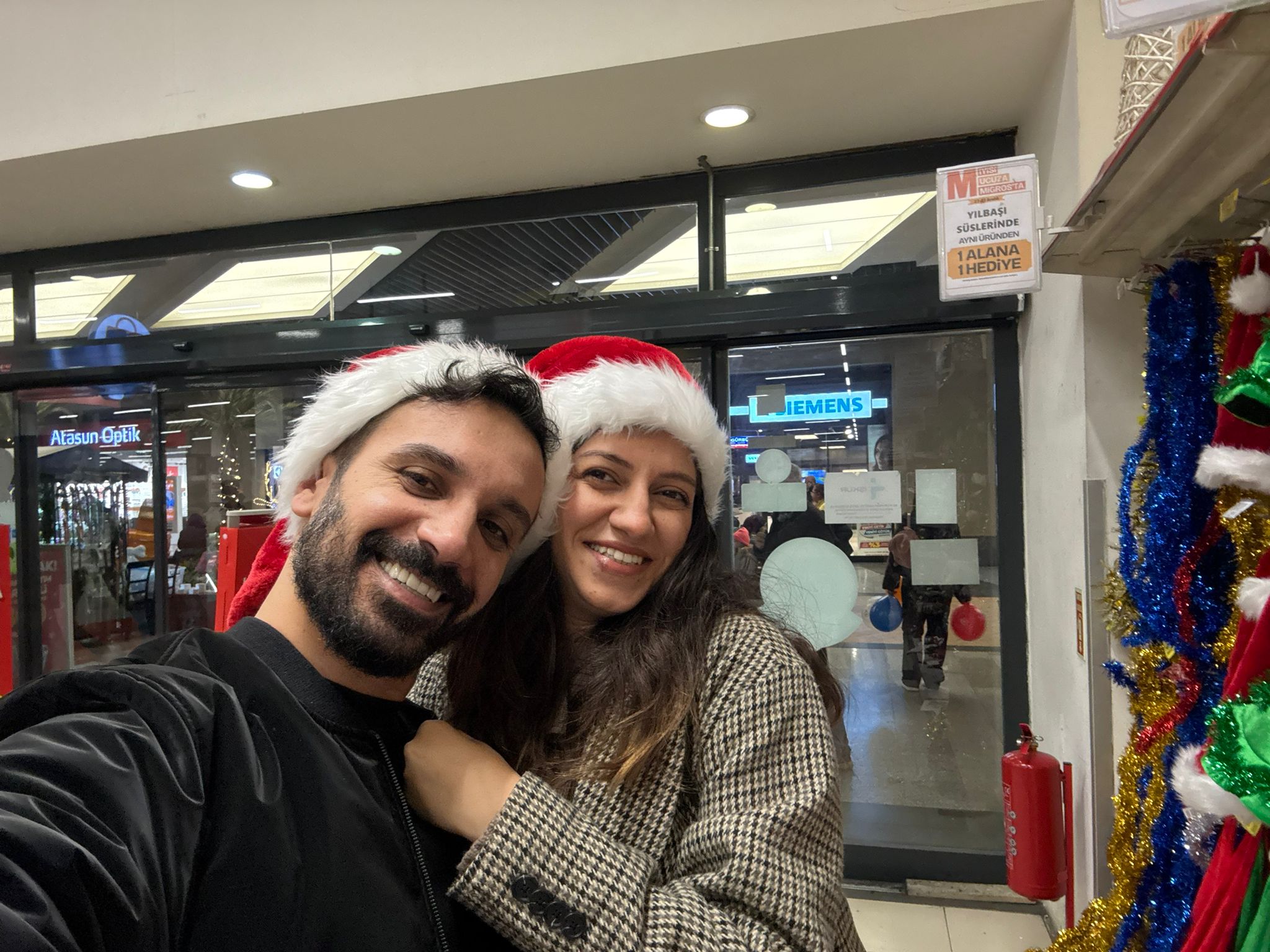 Yılbaşı şapkalarıyla çift
