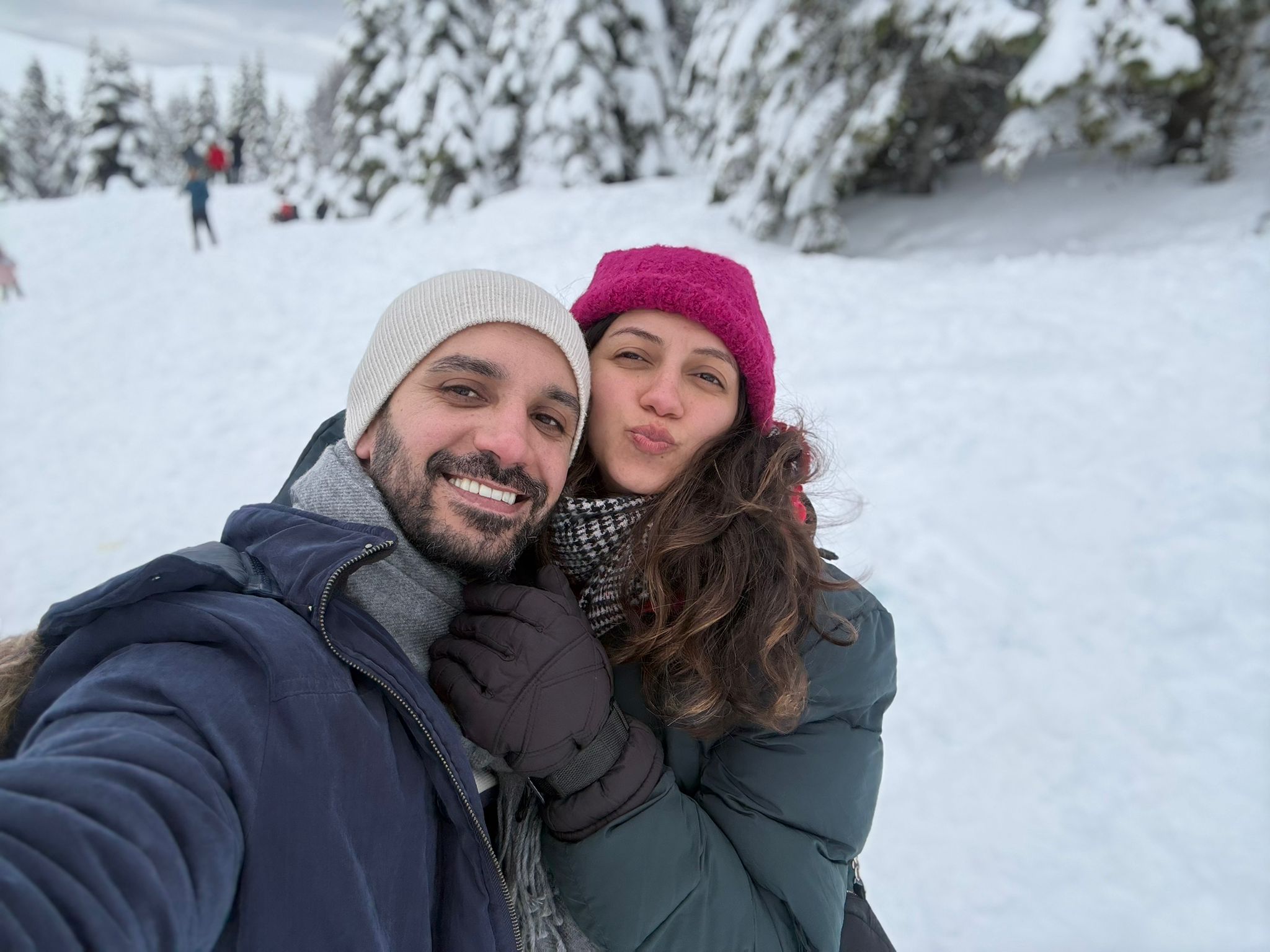 Karlı günde çift selfiesi