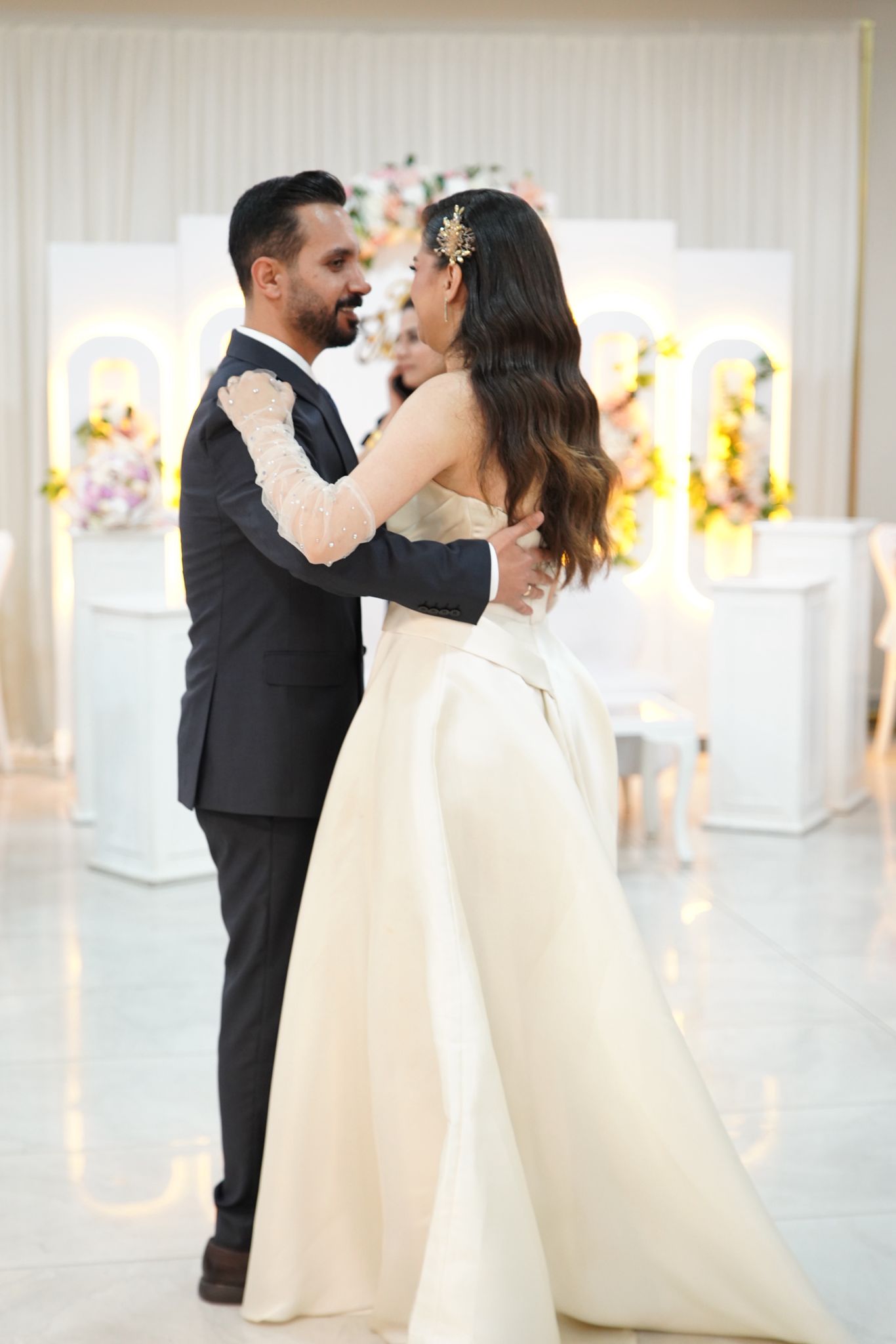 Helin ve Mahmut dans ederken